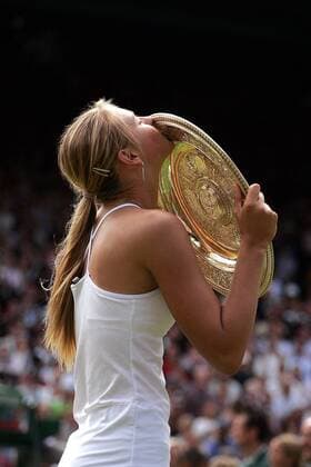 Maria Sharapova (Rußland) küsst stolz ihre Trophäe Tennis Damen All England Championships 2004, Grand Slam, WTA-Tour Einzelbild Wimbledon London Glück, Freude,