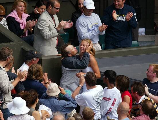 Maria Sharapova (Rußland) jubelt mit ihrem Vater Yuri im Publikum Tennis Damen All England Championships 2004, Grand Slam, WTA-Tour Gruppe Wimbledon London Freude, Begeisterung,