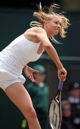 Maria Sharapova (Rußland) - Aufschlag Tennis Damen All England Championships 2004, Grand Slam, WTA-Tour Einzelbild Wimbledon London Dynamik,