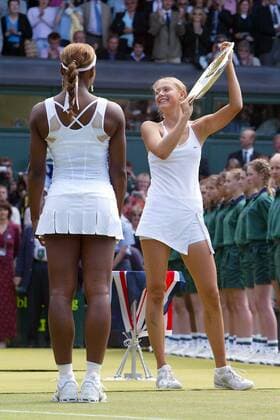 Maria Sharapova (Rußland) präsentiert stolz ihre Trophäe, Serena Williams (USA) ist als Zweite zum zuschauen verdammt Tennis Damen All England Championships 2004, Grand Slam, WTA-Tour, Rasen, Rasenplatz, Rasentennis, Rasenturnier Gruppe Wimbledon London Freude, Überlegenheit,