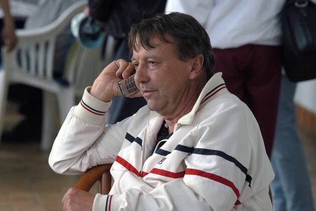 Dirk Hordorff, Trainer von Reiner Schüttler (Deutschland), telefoniert Tennis Herren Davis Cup 2004, Daviscup, Daviscupteam, Training Einzelbild Düsseldorf