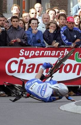 Die Zuschauer beobachten den Sturz von Michael Rogers (Australien Quick Step Davitamon) beim Einzelzeitfahren Radsport Herren Tour de France 2004, Prolog, Zeitfahren, Straßenradsport, Straße, Rad Gruppe Prolog Lüttich - Lüttich