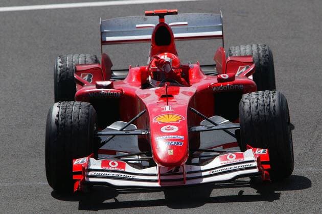 Sieger Michael Schumacher (Deutschland Ferrari) dreht beim GP von Frankreich 2004 seine Ehrenrunde Motorsport Grand Prix Herren Großer Preis von Frankreich 2004, Formel 1 Weltmeisterschaft, F1, F, GP, WM Einzelbild Magny-Cours