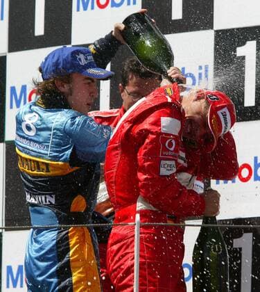Siegerehrung beim GP von Frankreich 2004: Fernando Alonso (Spanien Renault, li.) verpasst Sieger Michael Schumacher (Deutschland Ferrari) eine Sektdusche Motorsport Grand Prix Herren Großer Preis von Frankreich 2004, Formel 1 Weltmeisterschaft, F1, F, GP, WM Gruppe Magny-Cours Freude, Begeisterung,