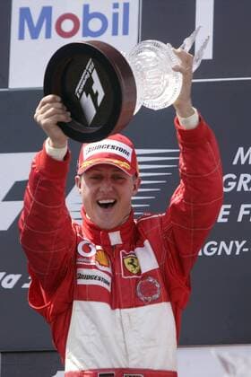 Siegerehrung beim GP von Frankreich 2004: Sieger Michael Schumacher (Deutschland Ferrari) präsentiert stolz seine Trophäe Motorsport Herren Großer Preis von Frankreich 2004, Formel 1 Weltmeisterschaft, F1, F, GP, WM Einzelbild Magny-Cours Freude,
