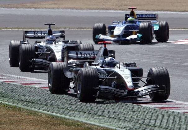 David Coulthard (Schottland, vorn) und Kimi Räikkönen (Finnland beide McLaren-Mercedes) fahren Giancarlo Fisichella (Italien Sauber-Petronas) davon Motorsport Grand Prix Herren Großer Preis von Frankreich 2004, Formel 1 Weltmeisterschaft, F1, F, GP, WM Gruppe Magny-Cours