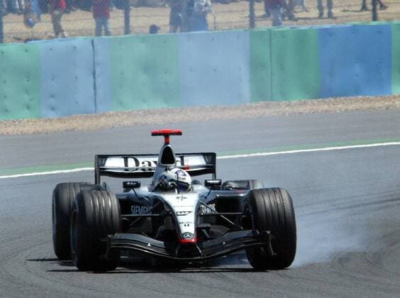 David Coulthard (Schottland McLaren-Mercedes) verbremst sich Motorsport Grand Prix Herren Großer Preis von Frankreich 2004, Formel 1 Weltmeisterschaft, F1, F, GP, WM Einzelbild Magny-Cours