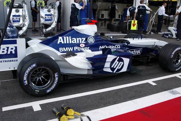 Ein BMW-Williams steht abfahrbereit in der Boxengasse Motorsport Grand Prix Herren Großer Preis von Frankreich 2004, Formel 1 Weltmeisterschaft, F1, F, GP, WM Einzelbild Magny-Cours