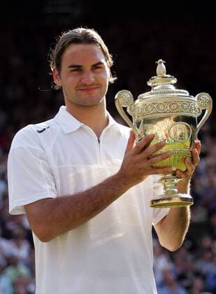Sieger Roger Federer (Schweiz) präsentiert stolz seine Trophäe der All England Championships Tennis Herren All England Championships 2004, Grand Slam, ATP-Tour, Rasen, Rasenplatz, Rasentennis, Rasenturnier, Einzelbild Wimbledon London Freude,