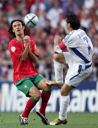 Ricardo Carvalho (Portugal, li.) gegen Theodoros Zagorakis (Griechenland) Fußball EM Herren Euro 2004, Europameisterschaft, Länderspiel, Nationalmannschaft, Nationalteam, Finale, Endspiel, Gruppe Lissabon Dynamik,