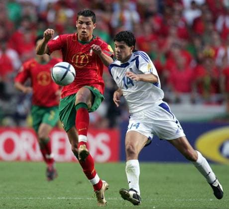 Fußball, EM Finale 2004 in Lissabon, Portugal - Griechenland 0:1 Cristiano Ronaldo (Portugal, li.) gegen Panagiotis Fyssas (Griechenland) Fußball EM Herren Euro 2004, Europameisterschaft, Länderspiel, Nationalmannschaft, Nationalteam, Finale, Endspiel, Gruppe Lissabon Dynamik,