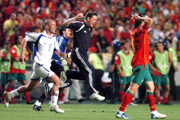 Nationaltrainer Otto Rehhagel (Griechenland) - Schlußjubel als Europameister Fußball EM Herren Euro 2004, Europameisterschaft, Länderspiel, Nationalmannschaft, Nationalteam, Finale, Endspiel Einzelbild Luftsprung Lissabon Glück, Begeisterung, Freude,