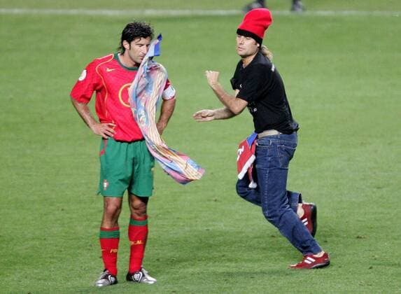 Fußball, EM Finale 2004 in Lissabon, Portugal - Griechenland 0:1 Luis Figo (Portugal) wird von Flitzer Jimmy Jump (Jaume Marquet Cot) mit einer Vereinsfahne des FC Barcelona beworfen, dem Ex-Club Figos Fußball EM Herren Euro 2004, Europameisterschaft, Länderspiel, Nationalmannschaft, Nationalteam, Finale, Endspiel Gruppe Lissabon