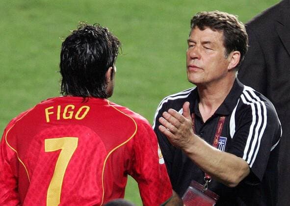 Griechenland ist Europameister: Nationaltrainer Otto Rehhagel tröstet den unglücklichen Luis Figo (Portugal) Fußball EM Herren Euro 2004, Europameisterschaft, Länderspiel, Nationalmannschaft, Nationalteam, Finale, Endspiel Gruppe Lissabon Freude,
