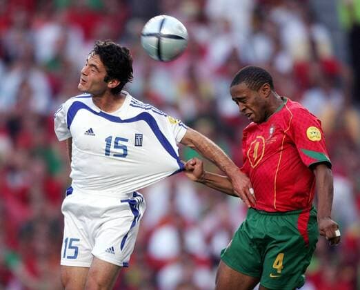 Fußball, EM Finale 2004 in Lissabon, Portugal - Griechenland 0:1 Zisis Vryzas (Griechenland, li.) gegen Jorge Andrade (Portugal) Fußball EM Herren Euro 2004, Europameisterschaft, Länderspiel, Nationalmannschaft, Nationalteam, Finale, Endspiel Gruppe Lissabon Dynamik, Kampf,