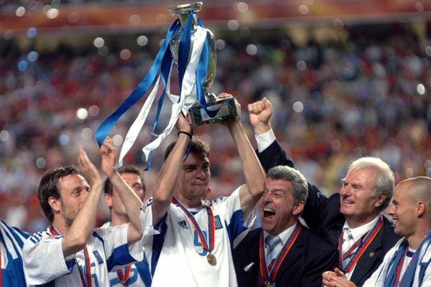 Fußball, EM Finale 2004 in Lissabon, Portugal - Griechenland 0:1 Angelos Charisteas (Mitte) präsentiert den Europameister Pokal, Pantelis Kafes (li.) und Stylianos Giannakopoulos (re., alle Griechenland) sehen zu Fußball EM Herren Euro 2004, Europameisterschaft, Länderspiel, Nationalmannschaft, Nationalteam, Finale, Endspiel Gruppe Lissabon Begeisterung, Freude,