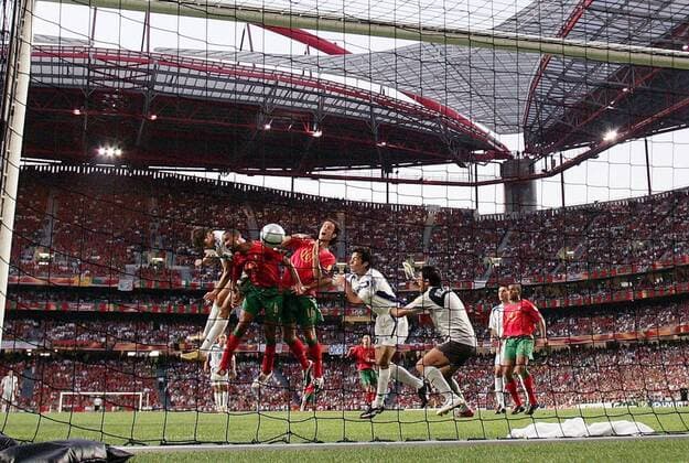 Fußball, EM Finale 2004 in Lissabon, Portugal - Griechenland 0:1 Angelos Charisteas (Griechenland, li.) setzt sich gegen Costinha (2.v.li.) durch und erzielt per Kopf das 1:0, daneben, v. li..: Ricardo Carvalho (beide Portugal), Zisis Vryzas (Griechenland) und Torwart Ricardo (Portugal) Fußball EM Herren Euro 2004, Europameisterschaft, Länderspiel, Nationalmannschaft, Nationalteam, Finale, Endspiel Gruppe Estadio da Luz, Turnierhighlight, Lissabon Dynamik,