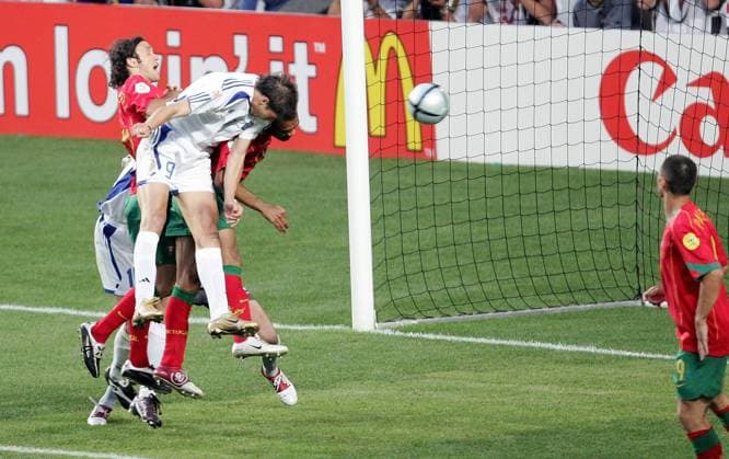 Angelos Charisteas (Griechenland, vorn) setzt sich gegen Costinha (re.) durch und erzielt per Kopf das 1:0, li.: Ricardo Carvalho (beide Portugal) Fußball EM Herren Euro 2004, Europameisterschaft, Länderspiel, Nationalmannschaft, Nationalteam, Finale, Endspiel Gruppe Lissabon Dynamik,