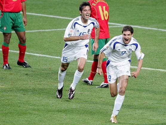 Angelos Charisteas (vorn) und Zisis Vryzas (2.v.li., beide Griechenland) - Torjubel, dahinter Jorge Andrade (li.) und Carvalho (beide Portugal) fassungslos Fußball EM Herren Euro 2004, Europameisterschaft, Länderspiel, Nationalmannschaft, Nationalteam, Finale, Endspiel Gruppe Lissabon Freude, Begeisterung,