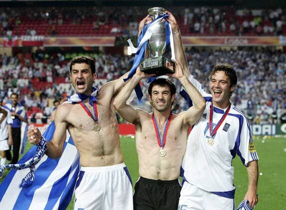 Fußball, EM Finale 2004 in Lissabon, Portugal - Griechenland 0:1 Griechenland ist Europameister, v. li.: Traianos Dellas, Georgios Karagounis und Zisis Vryzas mit dem Coupe Henri Delaunay Fußball EM Herren Euro 2004, Europameisterschaft, Länderspiel, Nationalmannschaft, Nationalteam, Finale, Endspiel Gruppe Jubel, jubeln, Sieg, Sieger, Siegesjubel, Feier Lissabon Freude, Begeisterung,