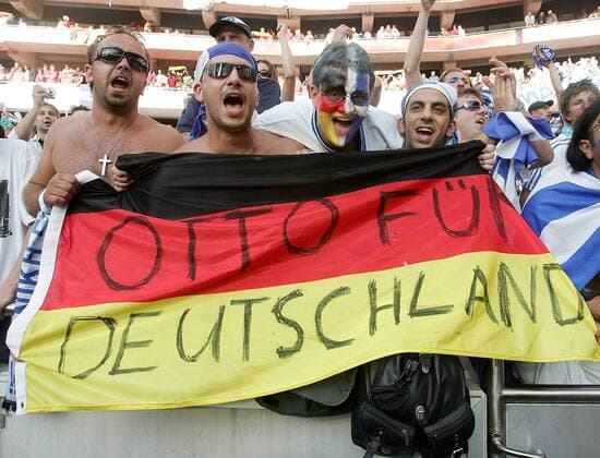 Fußball, EM Finale 2004 in Lissabon, Portugal - Griechenland 0:1 Deutsche Fans fordern Nationaltrainer Otto Rehhagel (Griechenland) als Teamchef: Otto für Deutschland Fußball EM Herren Euro 2004, Europameisterschaft, Länderspiel, Nationalmannschaft, Nationalteam, Finale, Endspiel Gruppe Lissabon Freude,