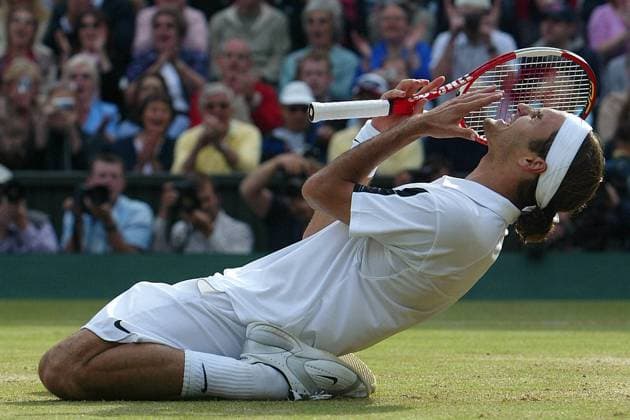 Roger Federer (Schweiz) wiederholt 2004 in Wimbledon seinen Vorjahreserfolg Tennis Herren All England Championships 2004, Grand Slam, ATP-Tour, Rasen, Rasenplatz, Rasentennis, Rasenturnier Einzelbild Wimbledon, Finale, Endspiel, London Freude, Begeisterung,