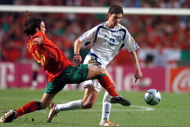 Fußball, EM Finale 2004 in Lissabon, Portugal - Griechenland 0:1 Angelos Charisteas (re., Griechenland) gegen Ricardo Carvalho (Portugal) Fußball EM Herren Euro 2004, Europameisterschaft, Länderspiel, Nationalmannschaft, Nationalteam, Finale, Endspiel Gruppe Lissabon Dynamik,