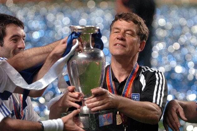 Fußball, EM Finale 2004 in Lissabon, Portugal - Griechenland 0:1 Nationaltrainer Otto Rehhagel (Griechenland) betrachtet stolz den Europameister Pokal Fußball EM Herren Euro 2004, Europameisterschaft, Länderspiel, Nationalmannschaft, Nationalteam, Finale, Endspiel Einzelbild Lissabon