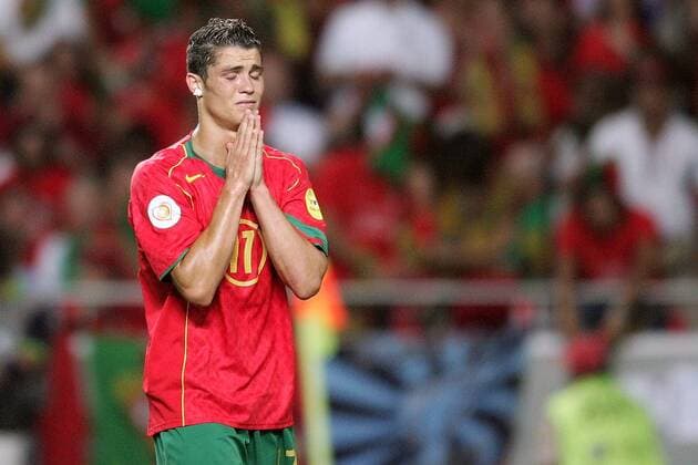 Cristiano Ronaldo (Portugal) ist nach dem verlorenen Finale völlig aufgelöst Fußball EM Herren Euro 2004, Europameisterschaft, Länderspiel, Nationalmannschaft, Nationalteam, Finale, Endspiel Einzelbild Lissabon Enttäuschung,