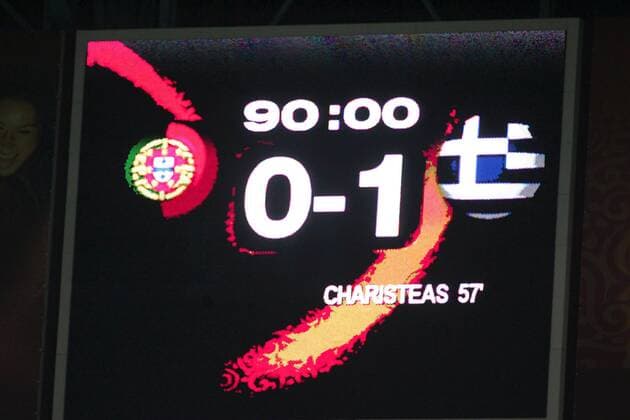 Fußball, EM Finale 2004 in Lissabon, Portugal - Griechenland 0:1 Die Anzeigetafel nennt den Torschützen des Tages Angelos Charisteas (Griechenland), der für den 0:1 Finalsieg über Portugal gesorgt hat Fußball EM Herren Euro 2004, Europameisterschaft, Länderspiel, Nationalmannschaft, Nationalteam, Finale, Trikot, Einzelbild pan6530 Lissabon  