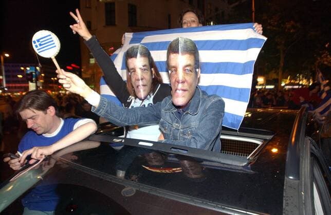 Fußball, EM Finale 2004 in Lissabon, Portugal - Griechenland 0:1 Europameister! Griechische Fußballfans tragen Masken mit dem Konterfei von Nationaltrainer Otto Rehhagel (Griechenland) und feiern in Berlin den Titelgewinn ihres Teams mit einem Autokorso Fußball EM Herren Euro 2004, Europameisterschaft, Länderspiel, Nationalmannschaft, Nationalteam, Finale, Endspiel Gruppe Kudamm, Kurfürstendamm Berlin, Einwanderer, Einwanderung, Immigranten Freude,