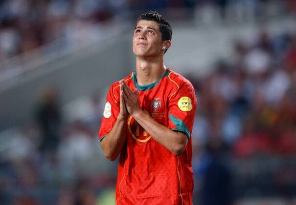 Cristiano Ronaldo (Portugal) sucht nach der Finalniederlage seines Teams höheren Beistand Fußball EM Herren Euro 2004, Europameisterschaft, Länderspiel, Nationalmannschaft, Nationalteam, Finale, Endspiel Einzelbild Emotionen Lissabon Enttäuschung, Verzweiflung,