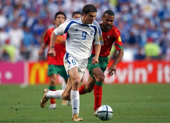 Fußball, EM Finale 2004 in Lissabon, Portugal - Griechenland 0:1 Angelos Charisteas (Griechenland, li.) am Ball, verfolgt von Costinha (Portugal) Fußball EM Herren Euro 2004, Europameisterschaft, Länderspiel, Nationalmannschaft, Nationalteam, Finale, Endspiel Gruppe Lissabon Dynamik,