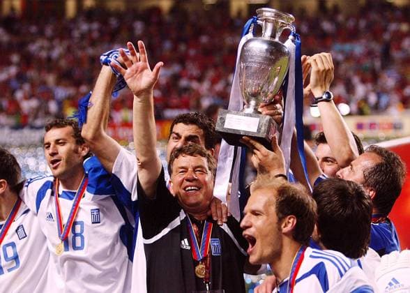Griechenland ist Europameister! Nationaltrainer Otto Rehhagel präsentiert im Kreise seiner Spieler u.a. Ioannis Goumas (li.) und Angelos Basinas (re.) den Europameister Pokal Fußball EM Herren Euro 2004, Europameisterschaft, Länderspiel, Nationalmannschaft, Nationalteam, Finale, Endspiel Gruppe Lissabon Freude, Begeisterung,