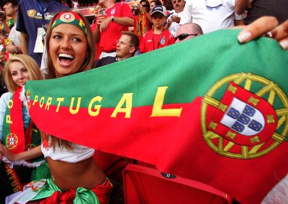 So schön kann Fußball sein - eine hübsche Portugiesin präsentiert ihren Portugal-Schal Fußball EM Herren Euro 2004, Europameisterschaft, Länderspiel, Nationalmannschaft, Nationalteam, Finale, Endspiel Einzelbild girl, girls Lissabon Sinnlichkeit,