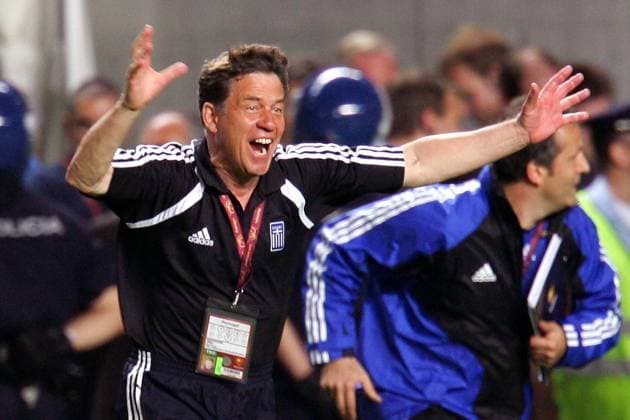 Fußball, EM Finale 2004 in Lissabon, Portugal - Griechenland 0:1 Griechenland ist Europameister! Nationaltrainer Otto Rehhagel schreit seine Freude heraus Fußball EM Herren Euro 2004, Europameisterschaft, Länderspiel, Nationalmannschaft, Nationalteam, Finale, Endspiel Einzelbild Lissabon Freude, Begeisterung,