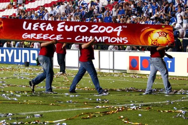 Fußball, EM Finale 2004 in Lissabon, Portugal - Griechenland 0:1 Nach der Siegerehrung wird das Podium mit dem Schriftzug UEFA Euro 2004 GREECE-CHAMPIONS abgebaut - die Europameisterschaft ist endgültig vorbei Fußball EM Herren Euro 2004, Europameisterschaft, Länderspiel, Nationalmannschaft, Nationalteam, Finale, Endspiel Einzelbild Ende, Aus, Schluss, Schluß, abräumen, aufräumen Lissabon, Aufräumarbeiten