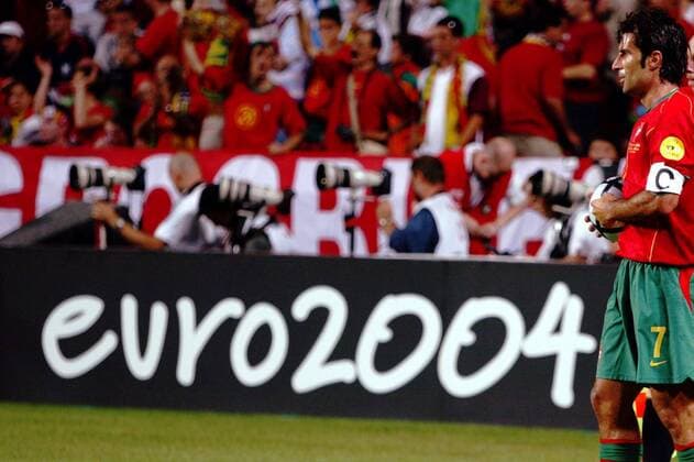 Fußball, EM Finale 2004 in Lissabon, Portugal - Griechenland 0:1 Luis Figo (Portugal) und die Euro 2004 - Erfolg trotz Niederlage Fußball EM Herren Euro 2004, Europameisterschaft, Länderspiel, Nationalmannschaft, Nationalteam, Finale, Endspiel Einzelbild Lissabon Enttäuschung,