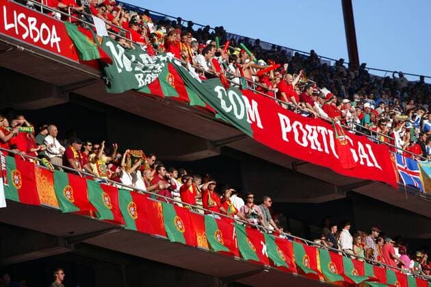 Fußball, EM Finale 2004 in Lissabon, Portugal - Griechenland 0:1 Portugiesische Fans stehen dicht gedrängt auf den doppelstöckigen Rängen in Lissabon Fußball EM Herren Euro 2004, Europameisterschaft, Länderspiel, Nationalmannschaft, Nationalteam, Finale, Endspiel Totale Lissabon Freude,