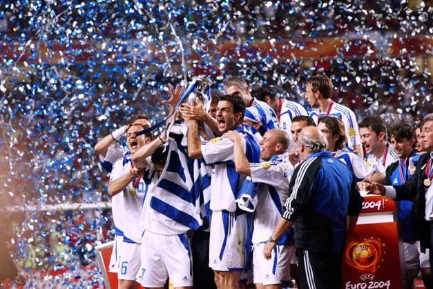 Fußball, EM Finale 2004 in Lissabon, Portugal - Griechenland 0:1 Traianos Dellas (Griechenland, Mitte) präsentiert den Pokal der Euro 2004 und feiert mit seinem Team im Konfettiregen den Europameistertitel Fußball EM Herren Euro 2004, Europameisterschaft, Länderspiel, Nationalmannschaft, Nationalteam, Finale, Endspiel Totale Lissabon Freude, Begeisterung,