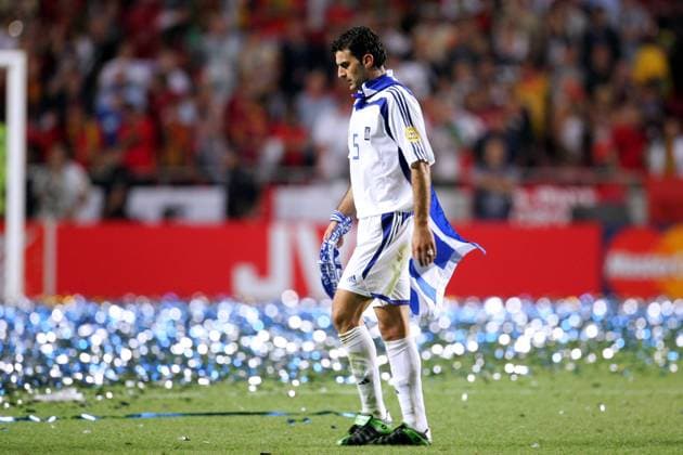 Fußball, EM Finale 2004 in Lissabon, Portugal - Griechenland 0:1 Traianos Dellas (Griechenland) wandelt als Europameister im Augenblick seines größten Triumphes in sich gekehrt über den Rasen Fußball EM Herren Euro 2004, Europameisterschaft, Länderspiel, Nationalmannschaft, Nationalteam, Finale, Endspiel Einzelbild Lissabon Glück, Freude, Nachdenklichkeit,