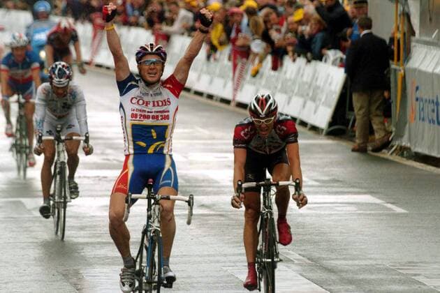 Stuart O Grady (Australien Cofidis) jubelt über seinen Etappensieg vor Jakob Piil (Dänemark CSC, re.) Radsport Herren Tour de France 2004, Straßenradsport, Straße, Rad Gruppe Pan6573 5. Etappe: Amiens - Chartres Freude,  