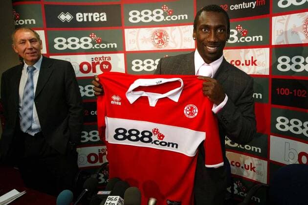 Neuzugang Jimmy Floyd Hasselbaink (re.) wird von Keith Lamb, Vorstandsvorsitzender beim FC Middlesbrough, der Öffentlichkeit präsentiert Fußball Herren English Premier League 2004 2005, 1. Englische Liga, FC Middlesbrough Gruppe Jerrel, Middlesbrough Freude,