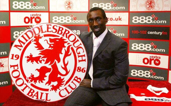 Neuzugang Jimmy Floyd Hasselbaink mit dem Vereinslogo des FC Middlesbrough Fußball Herren English Premier League 2003 2004, 1. Englische Liga, FC Middlesbrough Einzelbild Jerrel, Middlesbrough Freude,