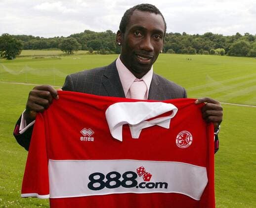 Neuzugang Jimmy Floyd Hasselbaink (FC Middlesbrough) präsentiert sein Trikot Fußball Herren English Premier League 2003 2004, 1. Englische Liga, FC Middlesbrough Einzelbild Jerrel, Middlesbrough