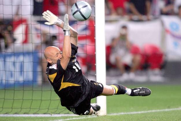 Torwart Fabien Barthez (Frankreich) pariert den Elfmeter von David Beckham (England) - VERÖFFENTLICHUNGSRECHTE NUR FÜR DEUTSCHE MEDIEN Fußball EM Herren Euro 2004, Europameisterschaft, Länderspiel, Nationalmannschaft, Nationalteam, Gruppe B Einzelbild Lissabon Abwehr Spannung,