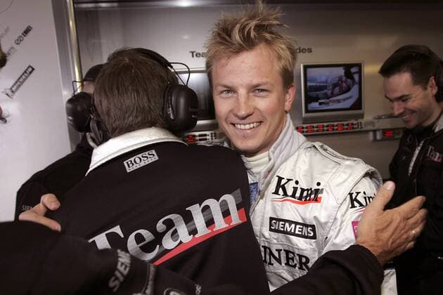 Kimi Räikkönen (Finnland McLaren-Mercedes) wird von seiner Crew zur ersten Pole Position der Saison beglückwünscht Motorsport Grand Prix Herren Großer Preis von England 2004, Formel 1 Weltmeisterschaft, F1, F, GP, WM, Qualifying Gruppe Silverstone Freude,
