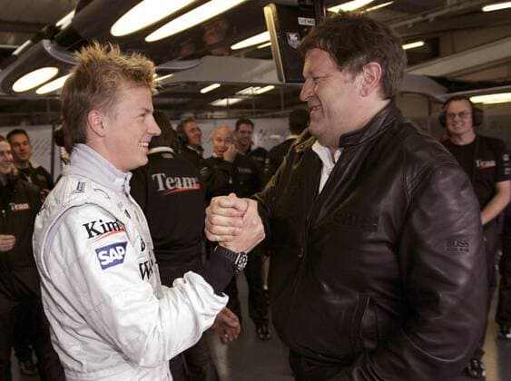 Kimi Räikkönen (Finnland, li.) nimmt von Motorsportchef Norbert Haug (Deutschland beide McLaren-Mercedes) Glückwünsche für die erste Pole Position der Saison entgegen Motorsport Grand Prix Herren Großer Preis von England 2004, Formel 1 Weltmeisterschaft, F1, F, GP, WM, Qualifying Gruppe Silverstone Freude,