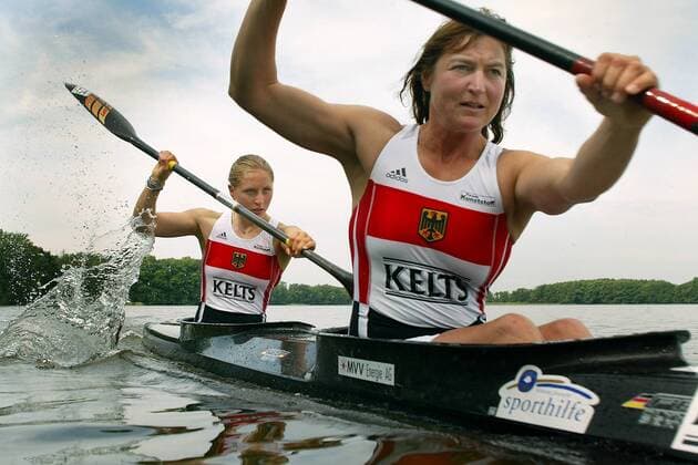 Birgit Fischer (re.) und Carolin Leonhardt (beide Deutschland) Kanu Damen Kanusport 2004, Shooting, Fotoshooting, Fototermin, Kajak, Zweierkajak, Zweier, K2, 2er, 2 er Gruppe Kienbaum