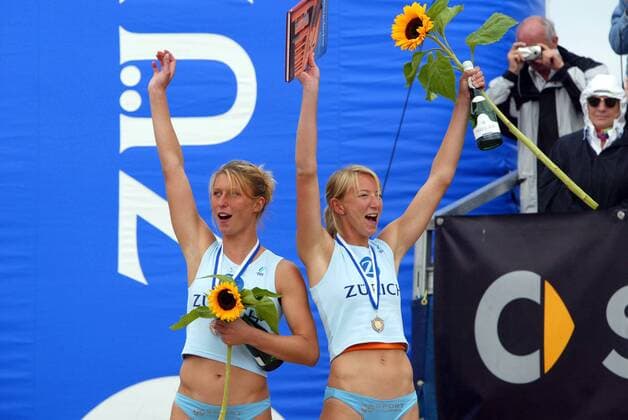 Hella Jurich (li.) und Rieke Brink-Abeler (beide USC Münster Deutschland) feiern ihren 3. Platz bei den Zürich Masters 2004 in Zinnowitz Beachvolleyball Damen Zürich Masters 2004, Beach, Vdig, Gruppe Zinnowitz Begeisterung, Freude,